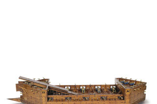 Bild av en miniatyrmodell av en kanonpråm av trä