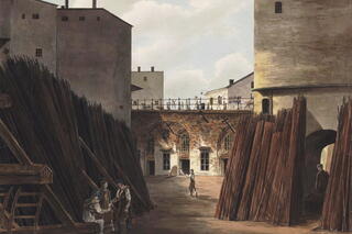 Oljemålningen visar en innergård med järnstängar som står lutade mot väggarna. I vänsta hörnet syns tre pojkar, en sitter, de andra står. I mitten går en man med ryggen mot tittaren.