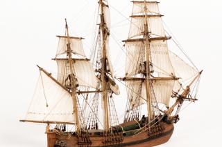 En miniatyrmodell av ett segelskepp med fyra master