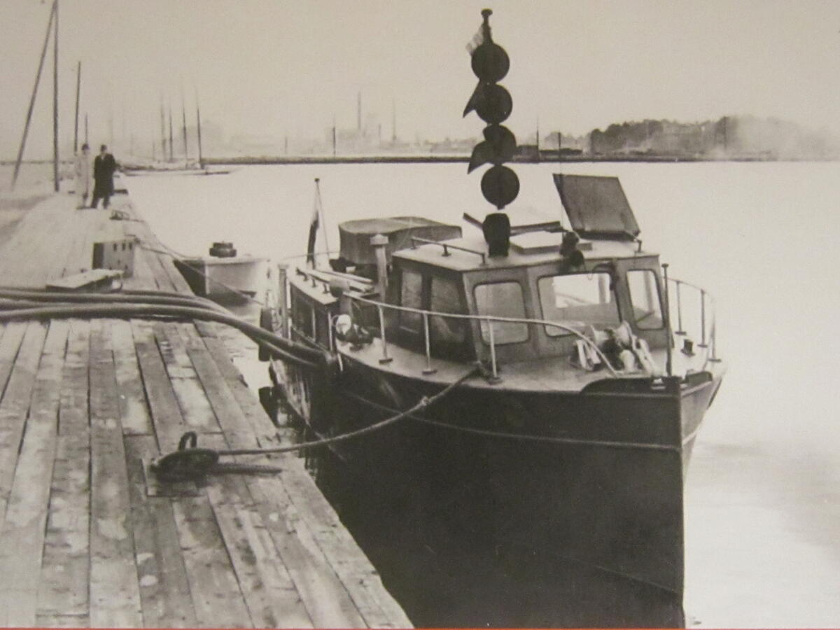 Helsingin palolaitoksen ensimmäinen ruiskuvene vuodelta 1951 laiturissa.