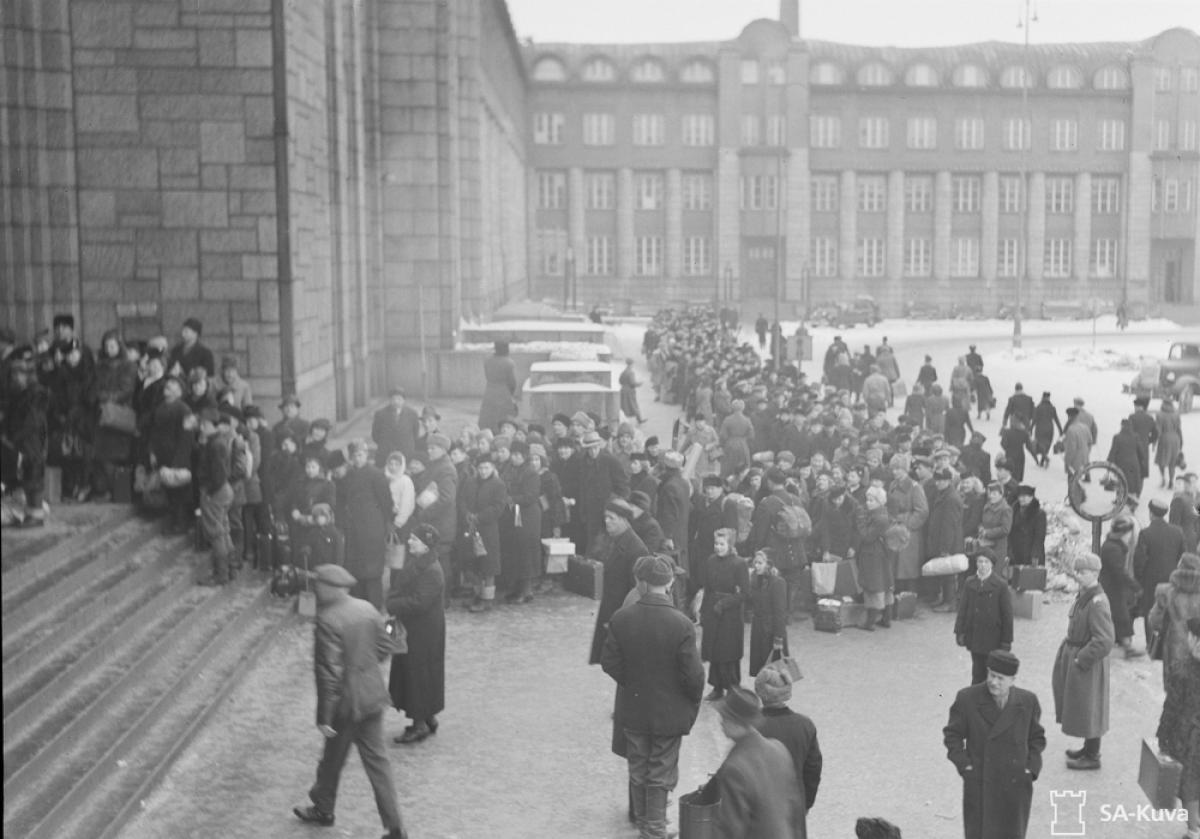 Jonotusta Helsingin asemalla ensimmäisen pommitusyön jälkeen 7.2.1944. Kuvaaja: SA-kuva / N. Verronen