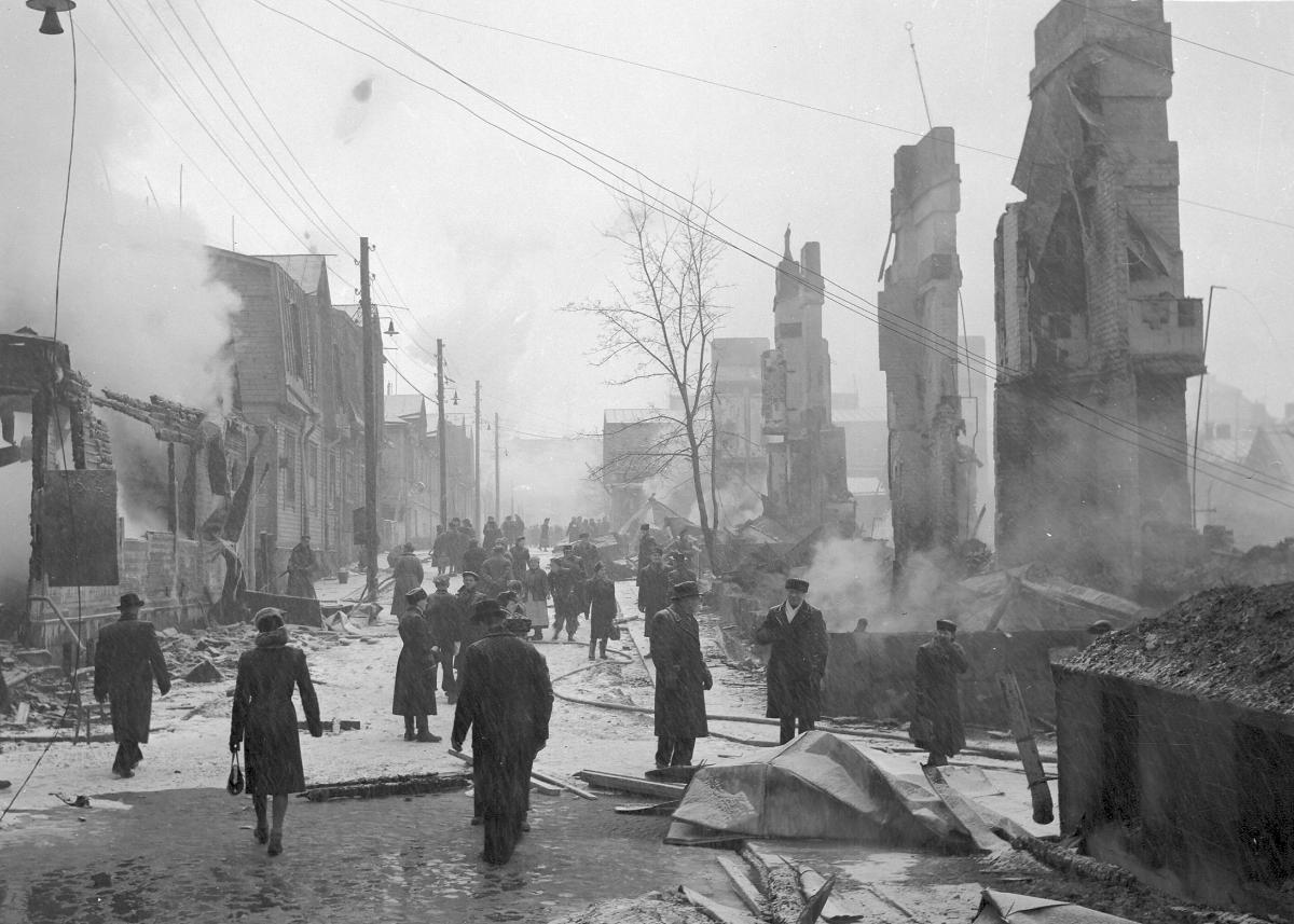 Helsingin suurpommitusten tuhoja Puu-Vallilassa 27.2.1944. Kuvaaja: SA-kuva / E. Hedenström