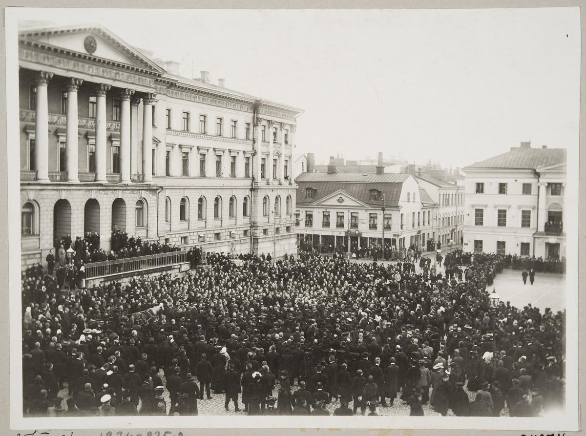 Celebrating the November Manifesto on the Senate Square on 6 November 1905.  Photo: The Finnish Heritage Agency / Emil Rundman