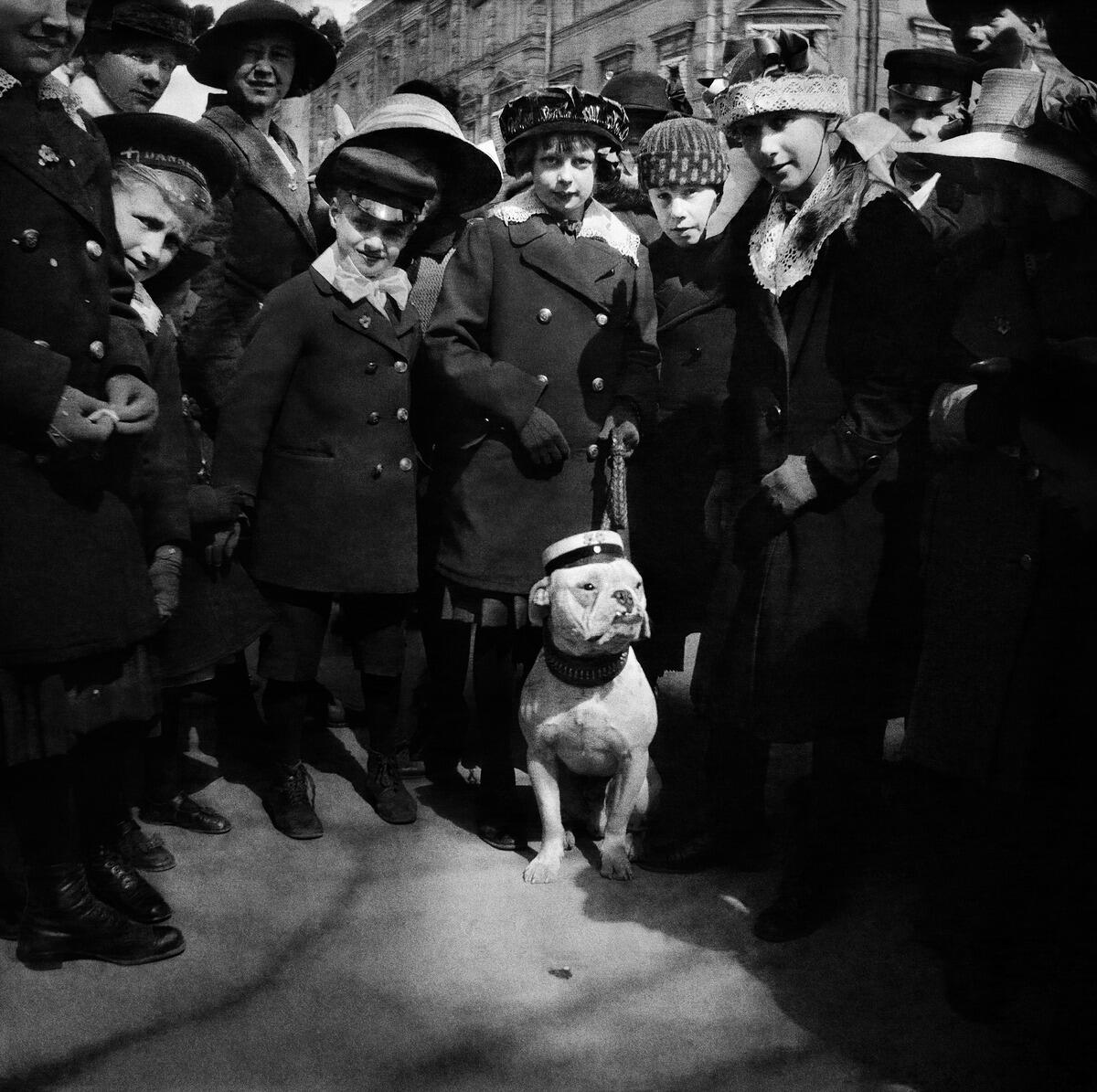 Valborgsfest år 1914 på Salutorget framför Norra Esplanadgatan (Norra Esplanaden) 17.  Foto: Helsingfors stadsmuseum / Ivan Timiriasew