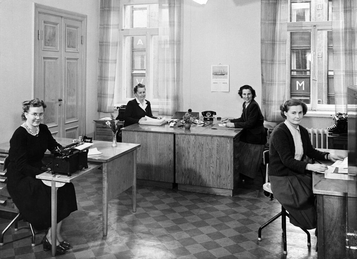 Tukon pääkonttori, kirjeenvaihto. Naisia työpöytiensä ääressä. Elsa Kuronen, Kirsti Sainio, Lea Stén ja Kaarina Kartano.