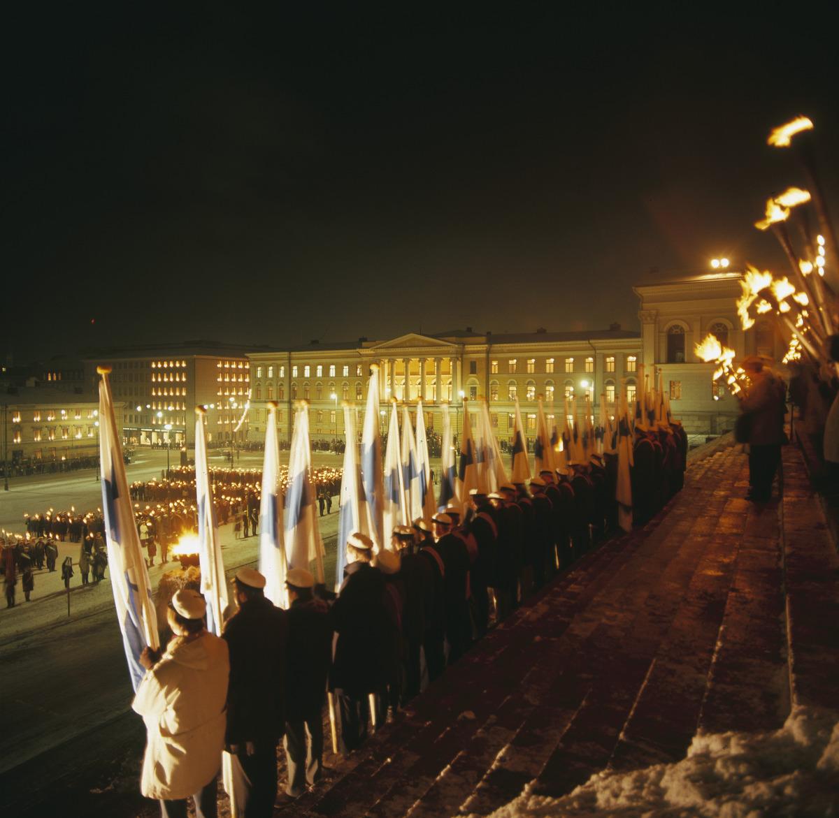 Ylioppilaiden itsenäisyyspäivän soihtukulkue Senaatintorilla 1970-luvulla.  Kuvaaja: Museovirasto / Teuvo Kanerva