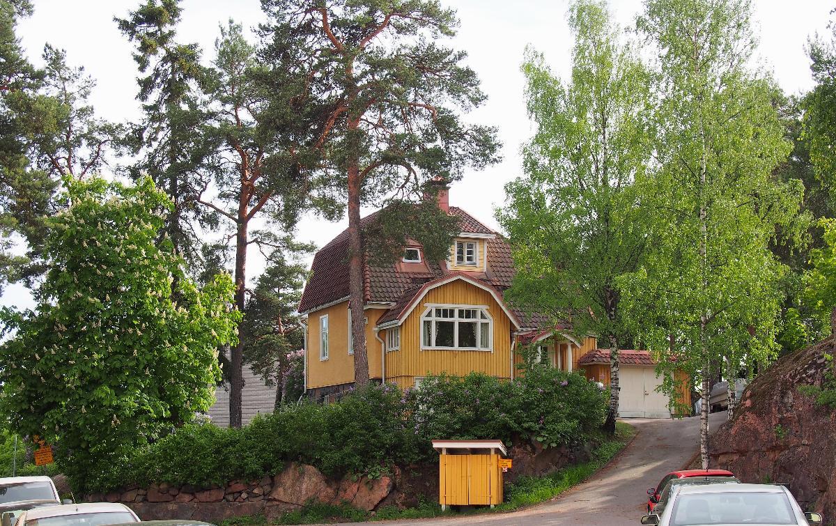 Kirjailija Joel Lehtonen osti vuonna 1915 Hörneborg-nimisen huvilan Haagasta ja asui siellä talvikaudet. Talo on yksi Haagan kauppalan aikaisia edelleen jäljellä olevia rakennuksia. Huvila on määritelty paikallishistoriallisesti merkittäväksi.