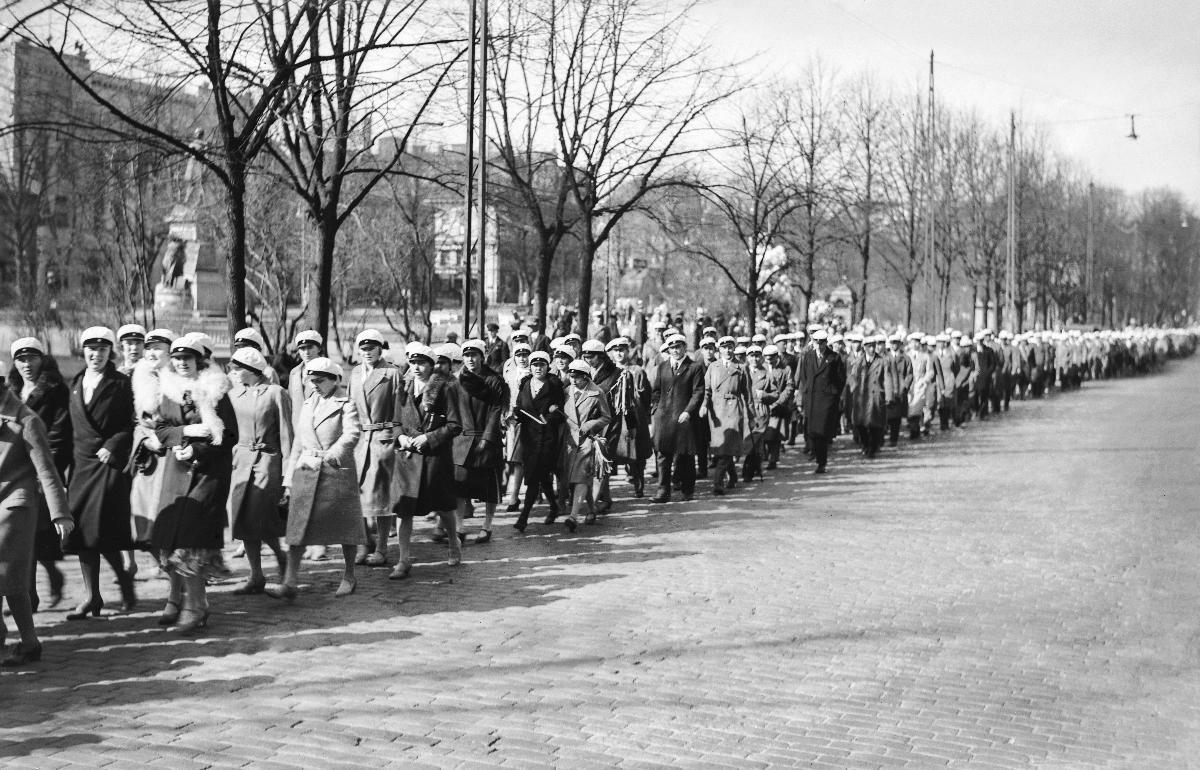 Suomenkieliset ylioppilaat marssivat Kaivohuoneelle 1.5.1930