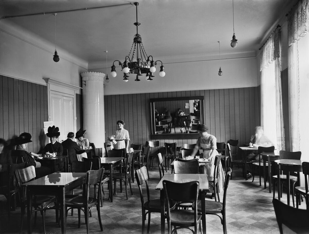 Ekbergin talo Aleksanterinkatu 52:ssa purettiin Keskuskadun tieltä 1920-luvun alussa. Tämä kuva on vuodelta 1912. Kuvaaja: Helsingin kaupunginmuseo / Signe Brander