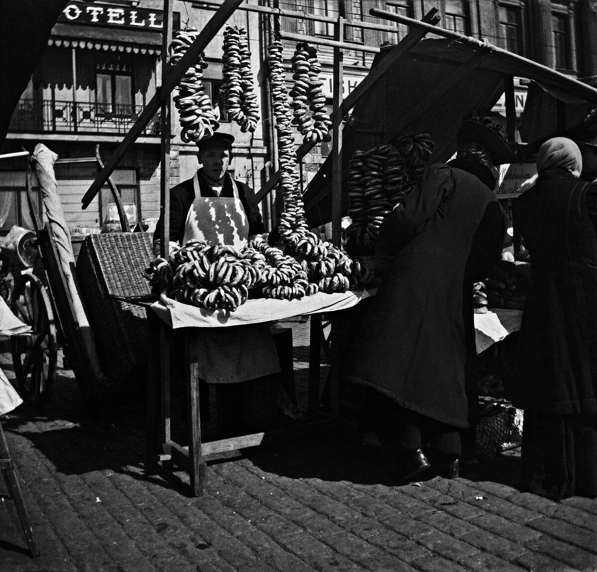 Rinkelikauppias myyntikojussaan vuonna 1919. Kuvaaja: Helsingin kaupunginmuseo / Ivan Timiriasew
