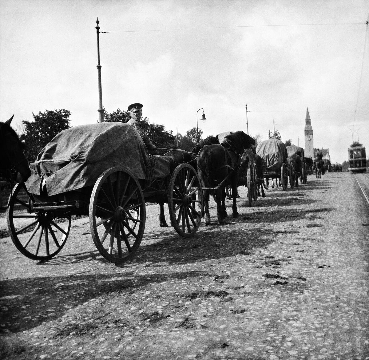 Den ryska arméns hästar tränas på Wästra Chausseen (Mannerheimsvägen) under första världskriget. I bakgrunden syns Nationalmuseet. 
 Foto: Helsingfors stadsmuseum / Ivan Timiriasew