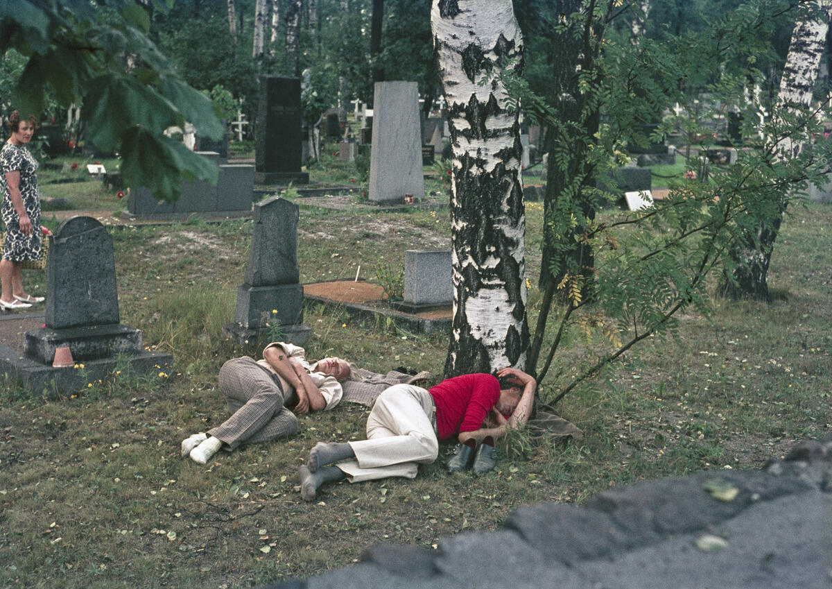 Kaksi henkilöä nukkuu Helsingin ortodoksisen seurakunnan hautausmaalla