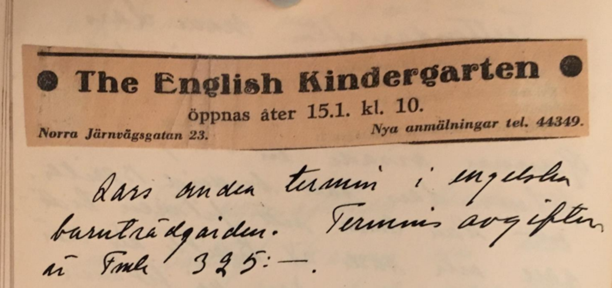 Päiväkirjan sivu, jolle on liimattu lehtileike, jossa lukee "The English Kindergarten öppnas åter 15.1. kl.10. Norra Järnvägsgatan 23. Nya anmälningar tel. 44349.