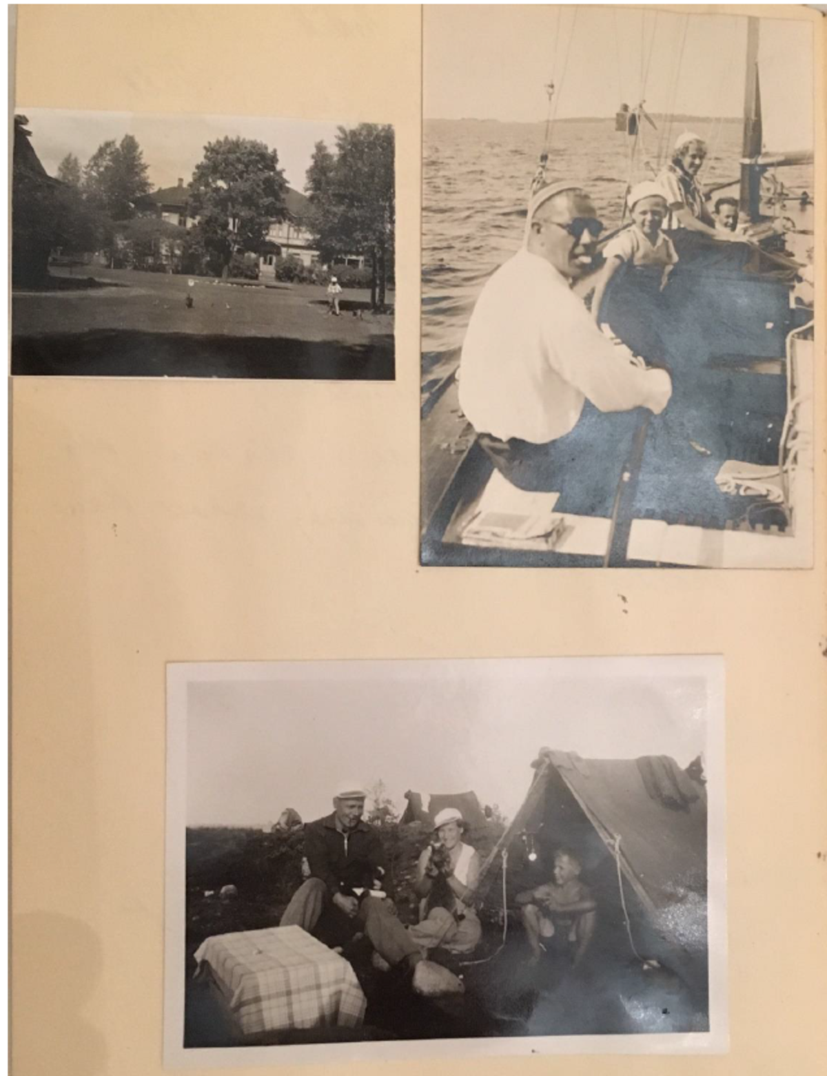 En dagbokssida med tre fotografier: ett från en villagårdsplan, ett från en segelbåt och ett taget utanför ett tält. Samma man, kvinna och pojke är i båten och framför tältet.