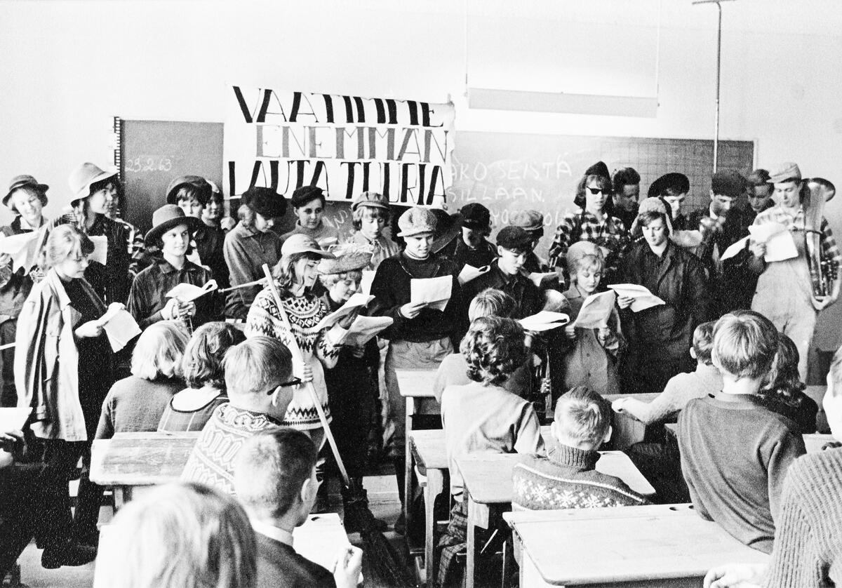 Penkis i Meilahden yhteiskoulu 1963. Man gick runt i klassrummen och sjöng om lärarna. Nuförtiden visar man ofta en humoristisk abivideo för hela skolan.  Foto: Helsingin stadsmuseum / Esko Silvanto