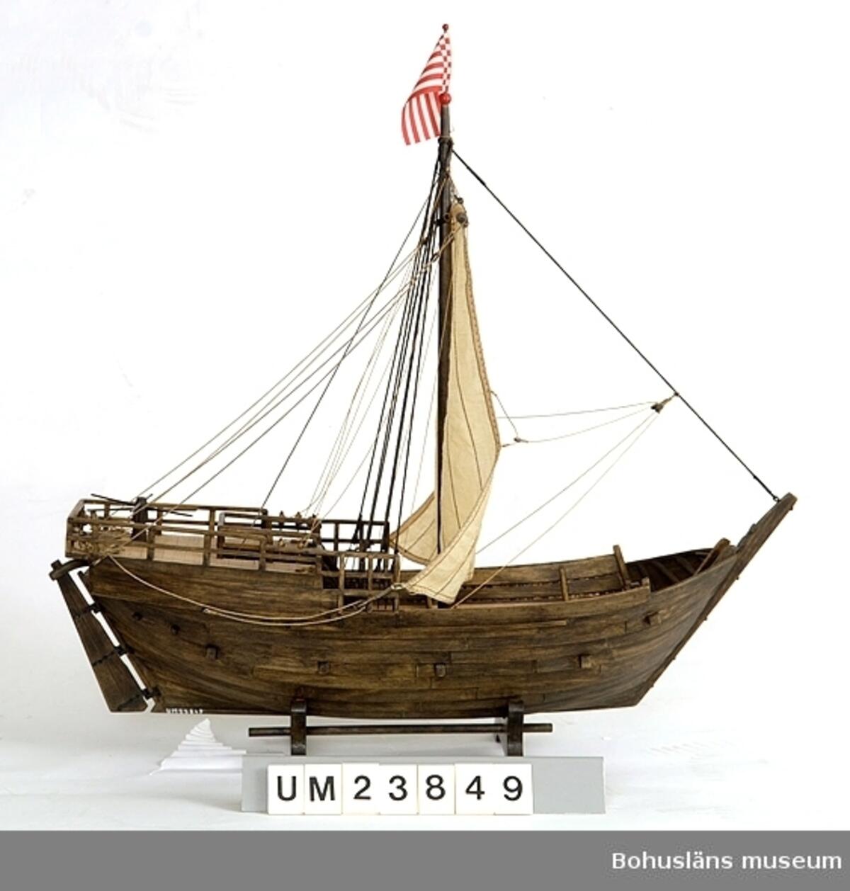 Tämän pienoismallin esikuva on vuoteen 1380 ajoitettu koggi, joka nostettiin meren pohjasta Bremenin satamassa vuonna 1962 ja on näytteillä Bremerhaverin merenkulkumuseossa. Mallin on rakentanut Jerzy Litwin. Kuvaaja: Bohusläns museum