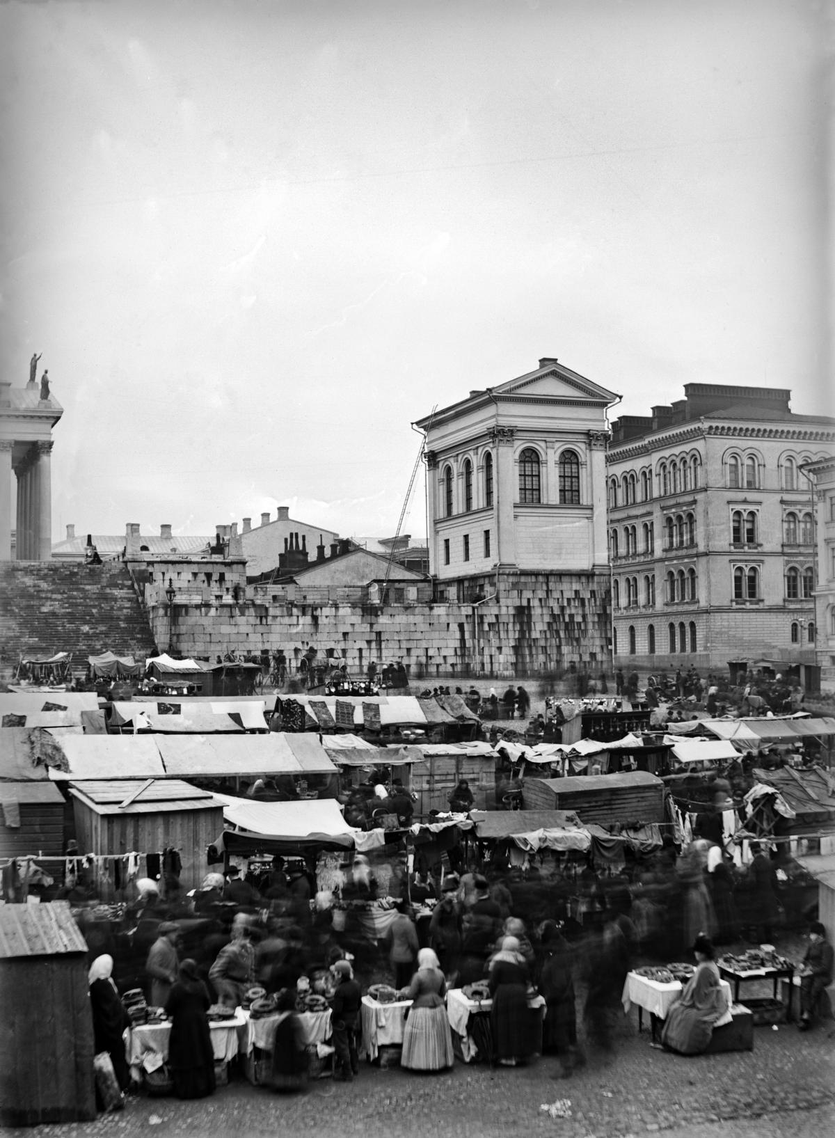 Markkinat Senaatintorilla 1880-luvulla.  Kuvaaja: Helsingin kaupunginmuseo / Max Krook