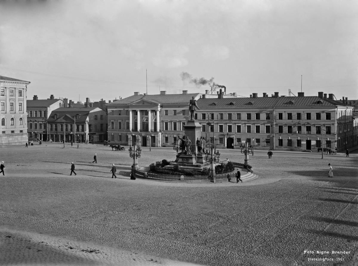 Senaatintori vuonna 1911, taustalla Aleksanterinkatu.  Kuvaaja: Helsingin kaupunginmuseo / Signe Brander