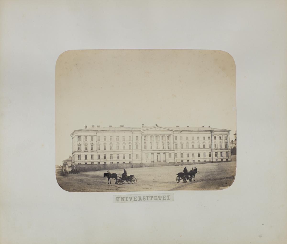 The Alexander University in the 1860s, with original windows in the building, and hired drivers in the foreground. Photo: Helsinki City Museum / Carl Adolf Hårdh