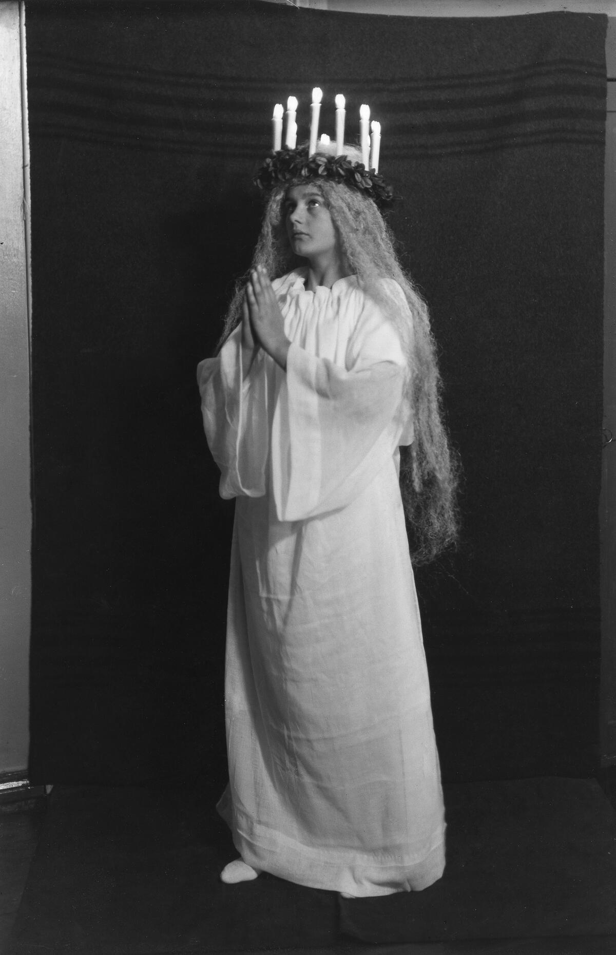 Nuori nainen poseeraa Luciana Helsingissä 1930-luvulla. Kuvaaja: Foto Roos / Helsingin kaupunginmuseo