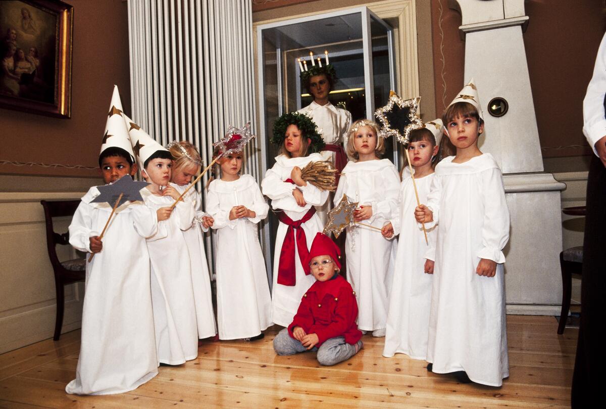 Lapsia esiintymässä Lucia-juhlassa Sederholmin talossa. Kuvaaja: Nina von Svetlick / Helsingin kaupunginmuseo