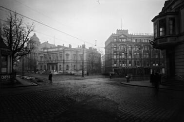 Näkymä Aleksanterinkadun ja Itäisen Heikinkadun risteykseen Ylioppilasaukiolle, jolla vuoden 1918 opaskartassa on myös nimi Raitiotientori ja joka sittemmin on tunnettu nimellä Kolmen sepän aukio. Kuvan vasemmassa reunassa Uusi ylioppilastalo.