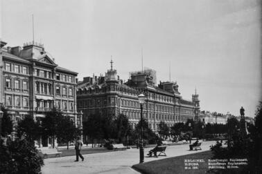 Runebergin esplanadi. Taustalla Pohjoisesplanadi 29, 27-25.