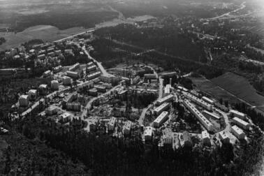 Pohjois-Haaga, ilmakuva. Etualalla Ohjaajantie vas. Näyttelijäntie, toinen vas. Pastori Jussilaisen tie, toinen oik. Tolarintie.