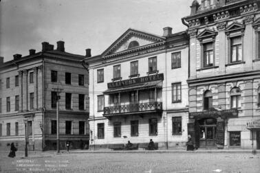Norra Esplanaden 9, Kleinehs hotell, i huset bredvid på Norra Esplanaden 7 en rysk tehandel i gatuplanet och A. A. Berglunds skräddarbutik. Nuvarande Sveriges ambassad.