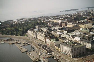 Ilmakuvassa on Eteläranta ja Kaartinkaupunki. Etualalla on Kolera-allas ja Lyypekinlaituri.