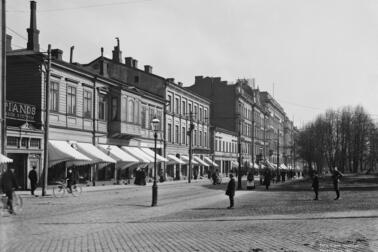 Norra Esplanaden 41, 39, 37, 35. Två- och trevåningsbyggnader, fotgängare, kärror och en gaslykta. 
