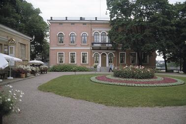 Hakasalmen huvila sisäpihoineen