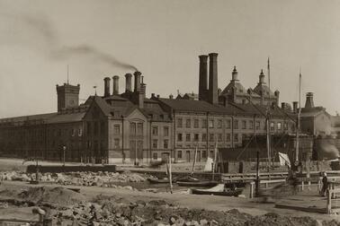 Sinebrychoffin panimon julkisivu valokuvattuna Bulevardilta 1890-luvulla.