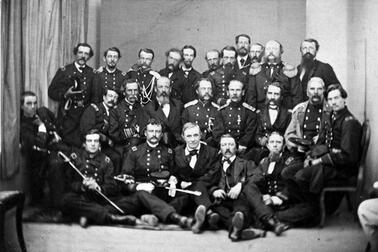 Noin 25 univormupukuista miestä kokoontuneena ryhmäkuvaan.