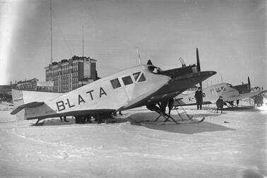En flygplan på isen bredvid Skattudden