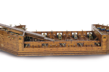 Puusta rakennettu tykkilautan pienoismalli.