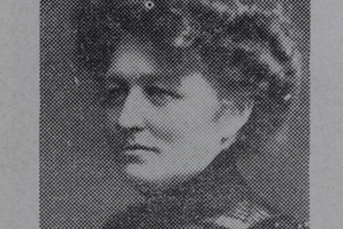 Puoliksi sivuttain otettu kuva keski-ikäisestä naisesta.