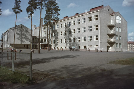 Maunulan kansakoulu (=Maunulan ala-asteen koulu), Haavikkopolku 5