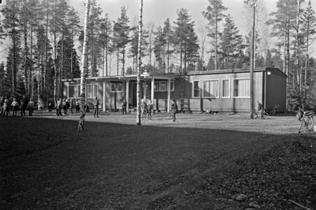 Kontulan kansakoulun piha