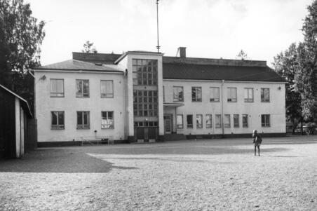 Tapanilan kansakoulu ja koulun piha Päivöläntiellä