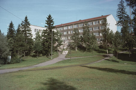 Maunulan kansakoulu (=Maunulan ala-asteen koulu), Maunulanmäki 5