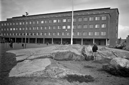 Koululaisia Mäkelän kansakoulun pihalla
