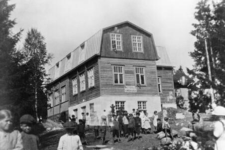 Oppilaita Metsolan kansakoulun pihalla