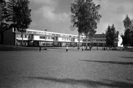 Koululaisia Siilitien kansakoulun pihalla
