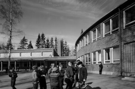 Oppilaita Kannelmäen kansakoulun pihalla