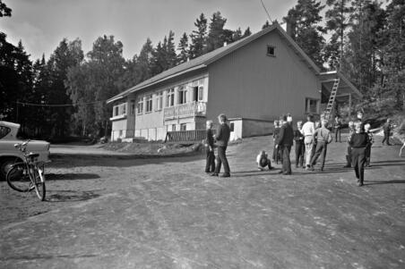 Oppilaita Mellunkylän kansakoulun pihalla