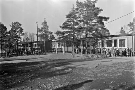 Oppilaita Roihuvuoren kansakoulun pihalla