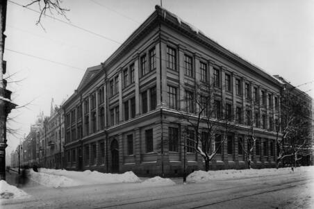 Helsingin Suomalainen tyttökoulu, Yrjönkatu 18 - Bulevardi 8