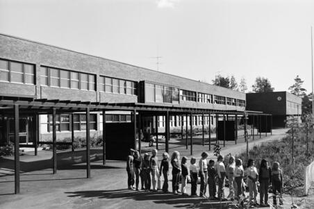 Koululaiset jonossa syyskuussa Pihlajiston ala-asteen pihalla