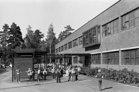 Koululaisia välitunnilla Pihlajiston ala-asteen pihalla